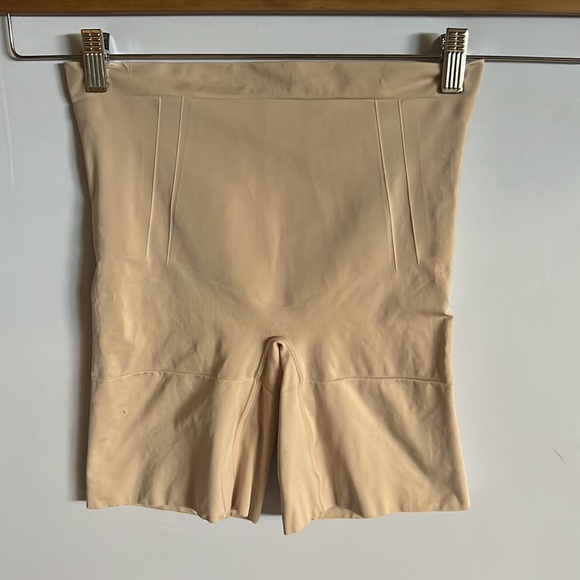 SPANX Women's OnCore Mid-Thigh Short - Picture 2 of 5